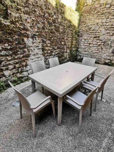 Appartement 3 Chambres Au Coeur Du Jura, Ideal Famille 살랭레뱅 외부 사진
